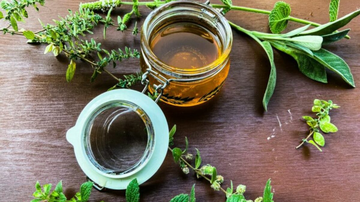 Oxymel zur Stärkung der Immunabwehr – Salbei, Oregano, Thymian, Minze,  Zitronenmelisse und Rosmarin - Schnu - die Kräuterhexe